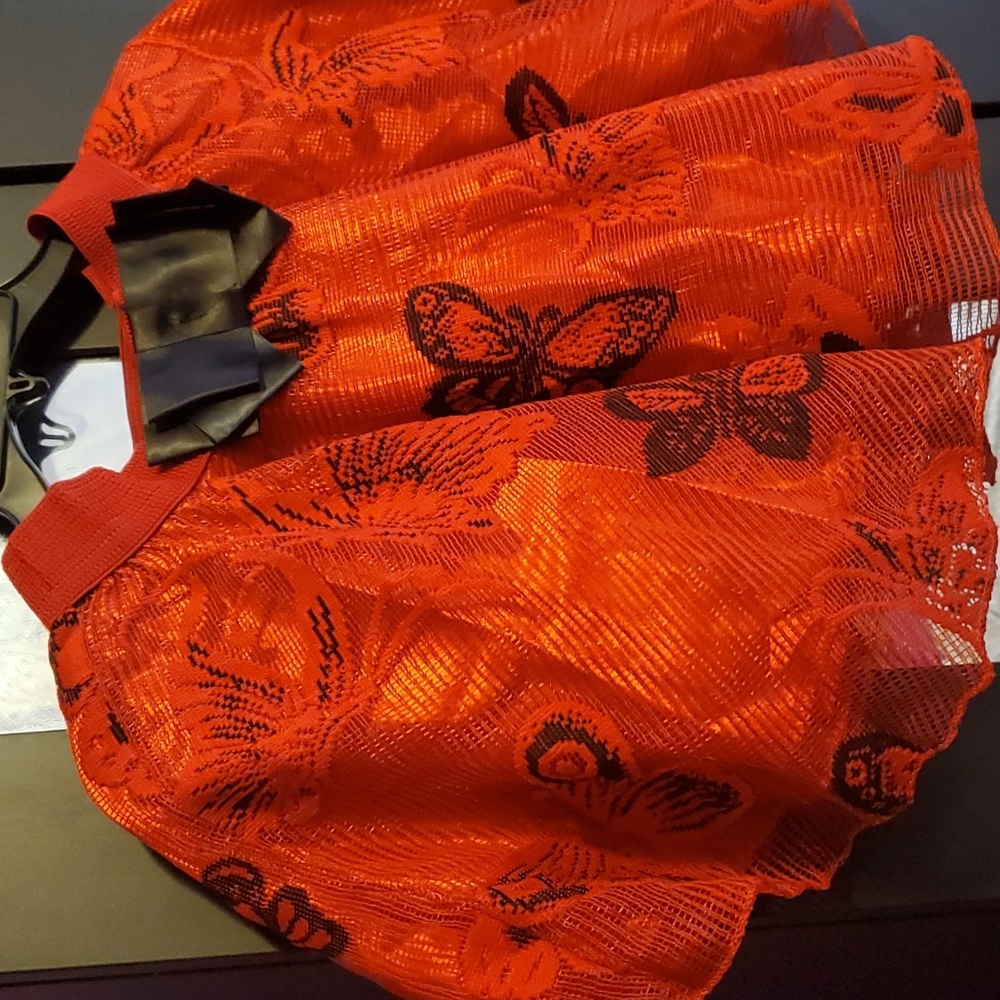butterfly skirt red and blacksize 6 but can fit bigger